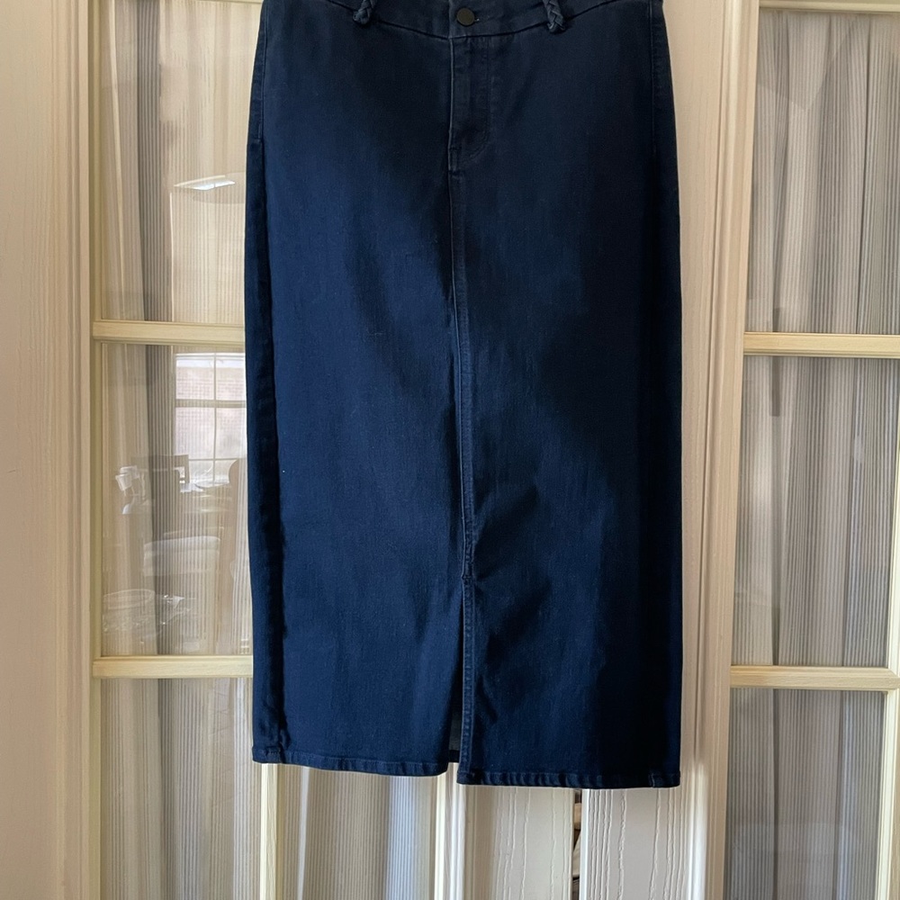 NYDJ size 0 dark denim 67% cotton, 2% elastase and 31% polyester